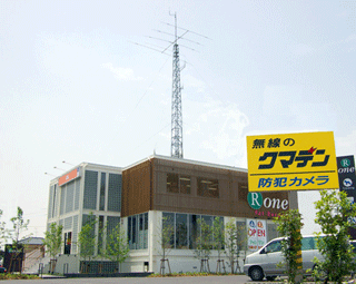ビルの外観です。屋上のアンテナタワーが目印です。